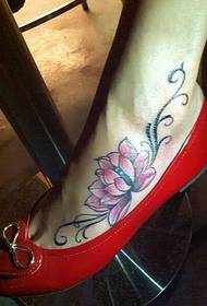només una imatge bonica de color vermell de tatuatge de lotus a l'instant