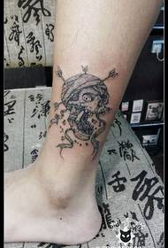 Patrón de tatuaje sordo en el tobillo