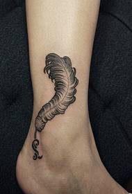 Kadın ayak bileği güzel güzel tüy dövme desen resmi