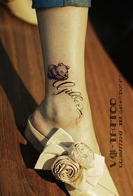 सुंदर छोटी भालू के पैर पर प्यारा लड़की अंग्रेजी टैटू तस्वीर