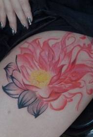 coscia della ragazza al modello del tatuaggio del loto addormentato