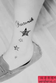 mergaitės kojos atrodo gerai mados penkiakampės žvaigždės tatuiruotės modelis