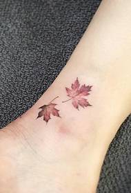 pés descalzos pequenos frescos fotos de tatuaxes de dúas follas