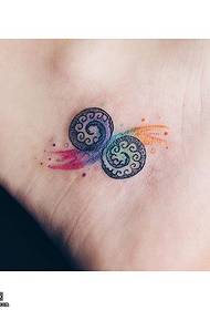 due piccoli disegni di tatuaggi totem alla caviglia