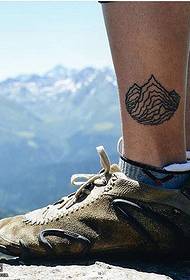 disegno del tatuaggio di montagna sulla caviglia