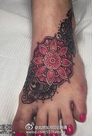 पैर पर रंगीन वेनिला टैटू पैटर्न