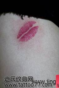 Jambes de beauté semblent bon motif de tatouage imprimé lèvre sexy