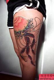 Gambe delle ragazze solo bellissimo modello di tatuaggio di meduse