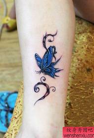 modello di tatuaggio farfalla bella gamba della ragazza