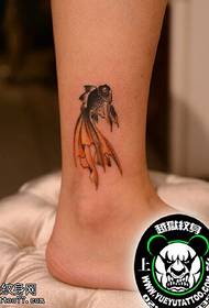 motif de tatouage simple petit poisson rouge