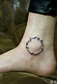 modello tatuaggio ghirlanda alla caviglia
