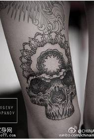 patrón clásico de tatuaxe de loto de cráneo