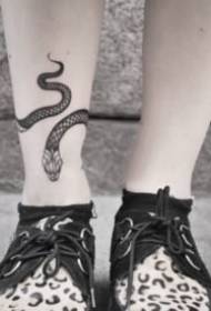 Satu set tato cincin kaki di sekitar pergelangan kaki di pergelangan kaki