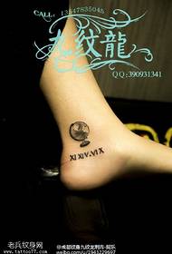 världen tatuering mönster på vristen