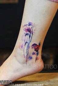 Motif de tatouage floral à l'encre sur la cheville