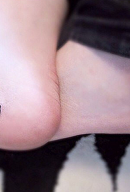 мала музика на петој тетоважи 47593 - девојка на нози слатка осмеха тетоважа узорак