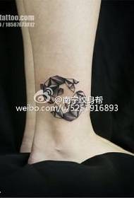 geometrische Elemente des nackten Knochens Little Goldfish Tattoo Pattern