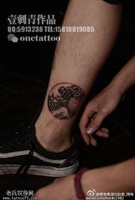 liggande totem tatuering mönster på vristen