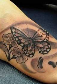 Eleganten cvetni vzorec tatoo na nogi