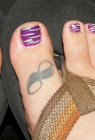 大 Símbolo do tatuaje do símbolo do infinito nos dedos dos pés