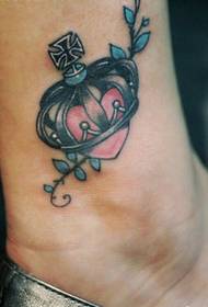 kadın ayak bileği yakışıklı aşk taç dövme desen resmi