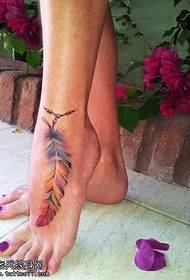 pėdų spalvos plunksnos tatuiruotės modelis