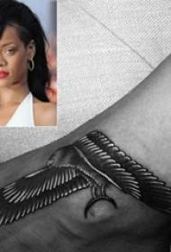 Zvezdice tetovaže Rihanna na slikah s črnimi in sivimi orli