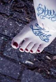 ຕີນແມ່ຍິງໃນຮູບແບບ tattoo ລັກສະນະອັງກິດ