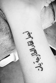 piedi nudi sugli eleganti tatuaggi sanscriti a basso profilo