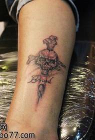 un fantastico modello di tatuaggio con teschio a croce