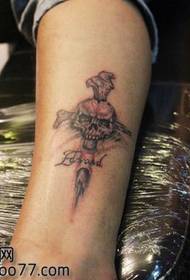 een cool kruis schedel tattoo patroon