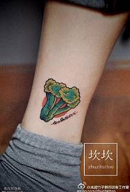Tatuaggio di broccoli sulla caviglia