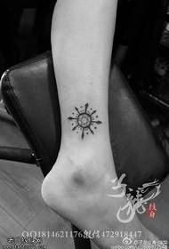 Compass Totem Tattoo Pattern sulla caviglia