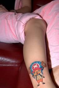 lijepi gležnjevi se mogu vidjeti na crtanoj slici tetovaže Joea Bajuna