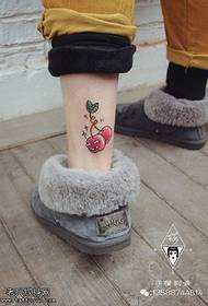 grouss Kiischte Tattoo Muster op de Knöchel