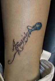 disegno del tatuaggio della gamba: modello classico del tatuaggio del testo della bottiglia di acqua della gamba pop