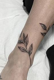 발목에 잎 문신 패턴