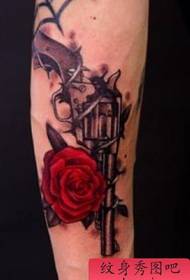 noga tetovaža uzorak: noga u boji pištolj ruža uzorak tetovaža