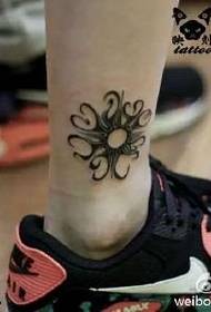 tatuagem pequena flor no tornozelo