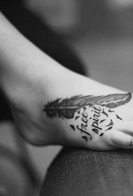 patró de tatuatge de l’alfabet anglès amb plomes femenines