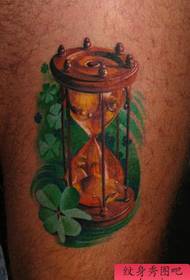 uzorak tetovaže nogu: uzorak boje tetovaže s pjegastim satom u obliku četverokraka