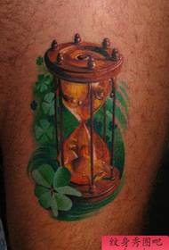 txhais ceg tattoo qauv: ceg xim hourglass plaub-nplooj ntawv clover tattoo txawv