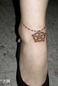 pēdas zelta ķēdes tetovējuma modelis