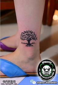 Modello tatuaggio caviglia piccolo albero