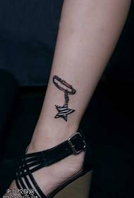 patrón de tatuaje de cinco estrellas en la pierna