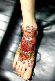 Ang pattern ng sinaunang baboy at hayop na tattoo tattoo sa instep