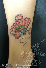 발목에 아름다운 팬 꽃 문신 패턴