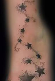 dá a tatuaxe dos pés controlada pola estrela