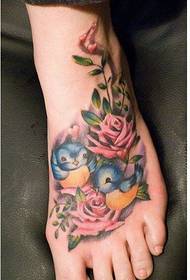 Női lépcsőzetes gyönyörű rózsa és madár tetoválás képek