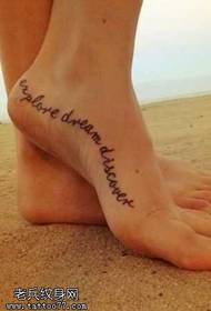 una bella striscia lunga di modello di tatuaggio inglese